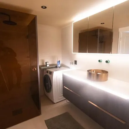 Cozy House With Waterfront בית נופש